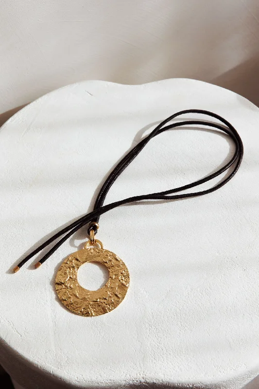 Refresh your wardrobe with high-quality women’s fashion Hometown Textured Round Pendant Necklace Gold Refresh your wardrobe with high-quality women’s fashion Hometown Textured Round Pendant Necklace Gold